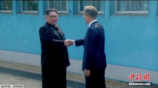 At 9: 30am local time on April 27th (8: 30am Beijing time), Kim Jong-un, the top leader of North Korea, crossed the military demarcation line from Panmunjom and shook hands with South Korean President Moon Jae in, realizing the first meeting. (Video screenshot)