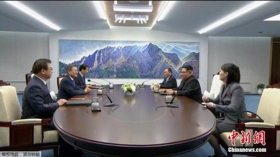 On the morning of April 27th, local time, South Korean President Moon Jae in and North Korean leader Kim Jong-un held a formal summit meeting at the second floor of the "Peace House" on the Korean side of Panmunjom. (TV screenshot)